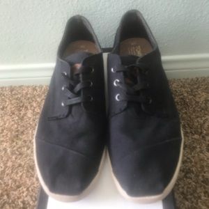 Black canvas Toms men’s shoes!